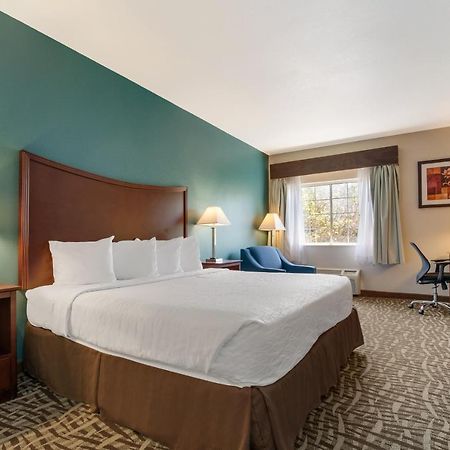 Surestay Plus Hotel By Best Western Topeka Bagian luar foto