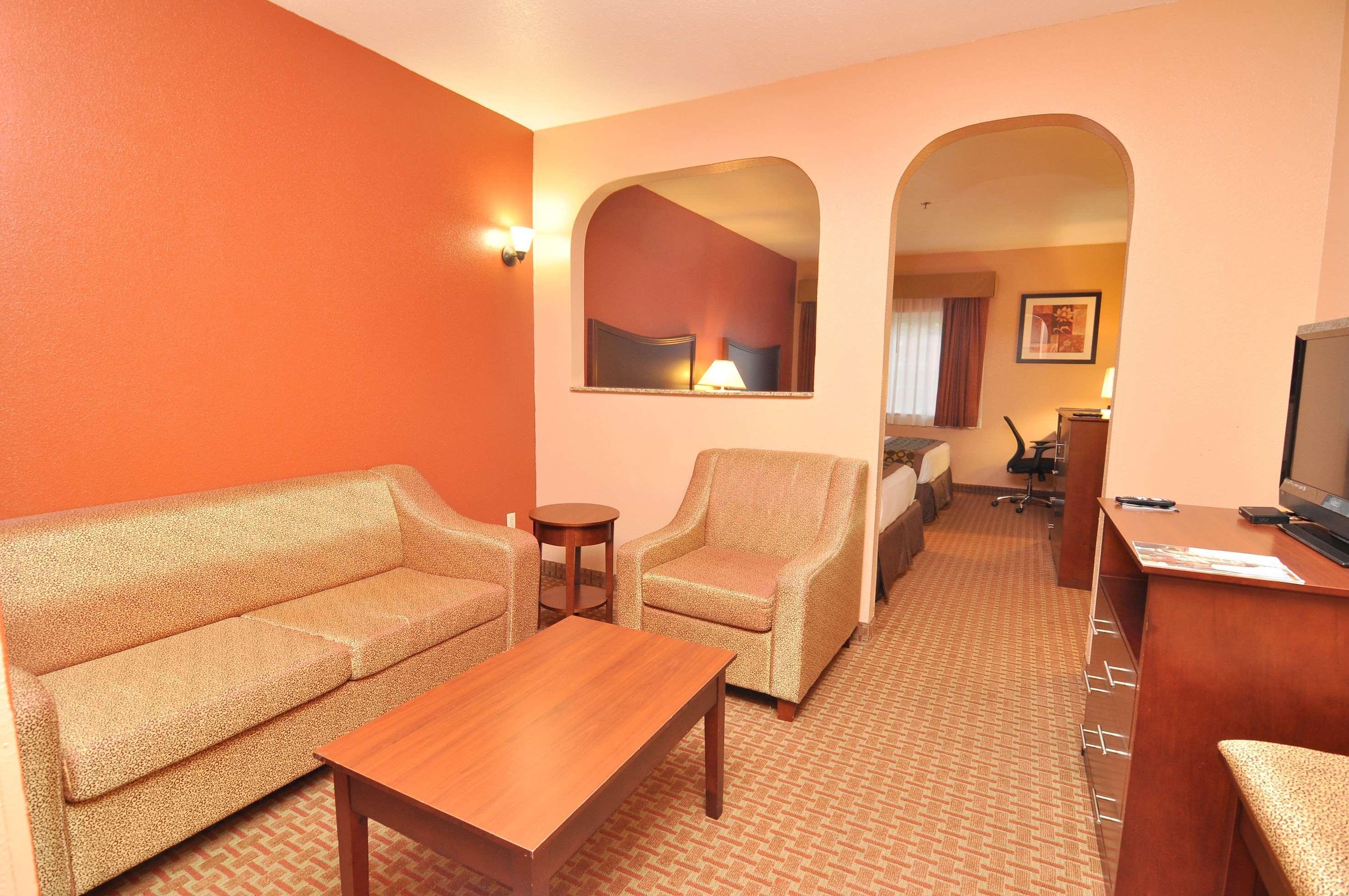 Surestay Plus Hotel By Best Western Topeka Bagian luar foto