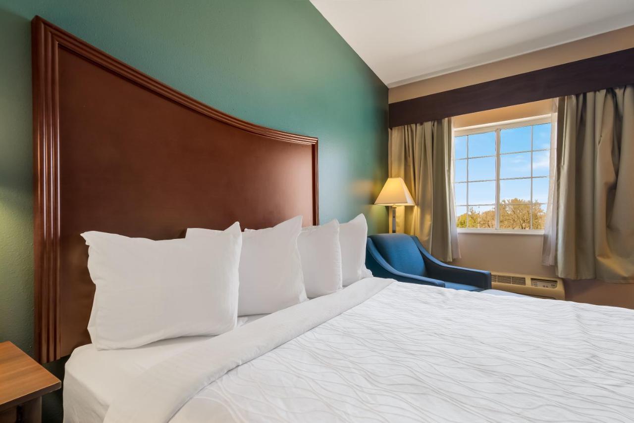 Surestay Plus Hotel By Best Western Topeka Bagian luar foto