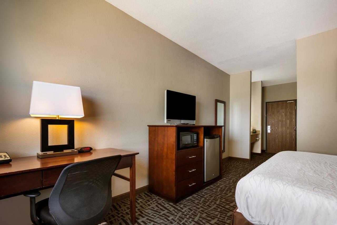 Surestay Plus Hotel By Best Western Topeka Bagian luar foto