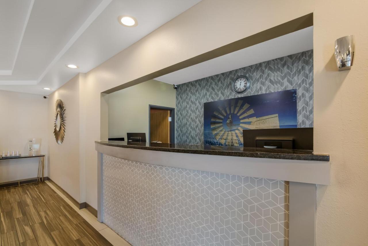Surestay Plus Hotel By Best Western Topeka Bagian luar foto
