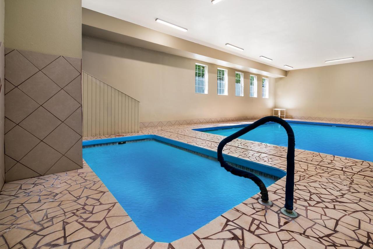Surestay Plus Hotel By Best Western Topeka Bagian luar foto