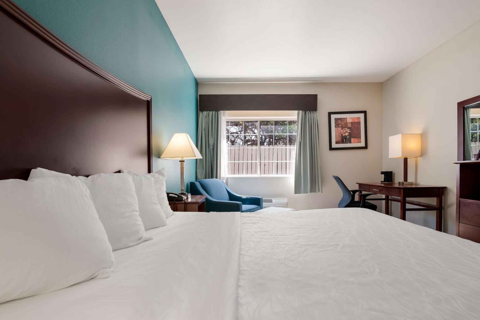 Surestay Plus Hotel By Best Western Topeka Bagian luar foto