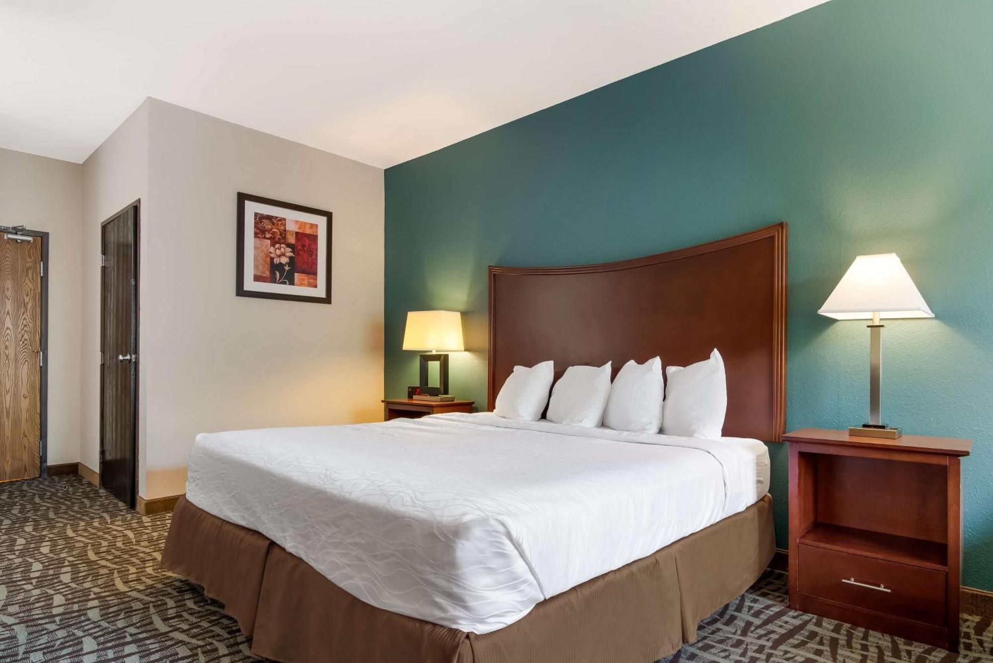 Surestay Plus Hotel By Best Western Topeka Bagian luar foto