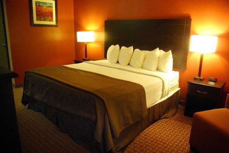 Surestay Plus Hotel By Best Western Topeka Bagian luar foto