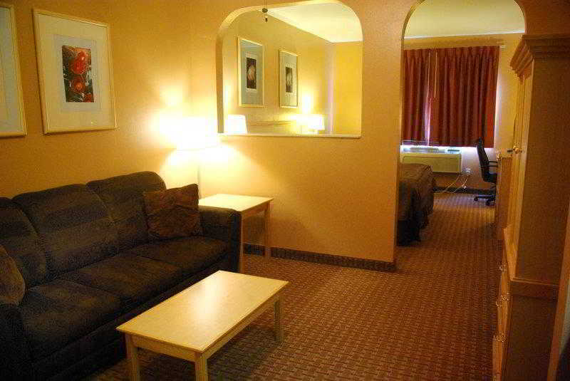Surestay Plus Hotel By Best Western Topeka Bagian luar foto