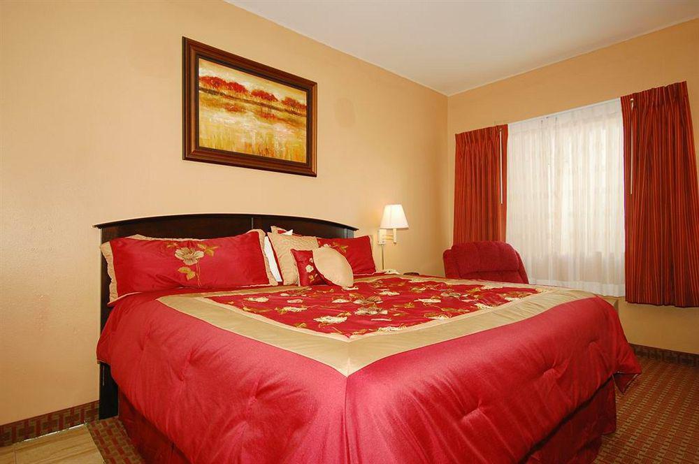 Surestay Plus Hotel By Best Western Topeka Ruang foto